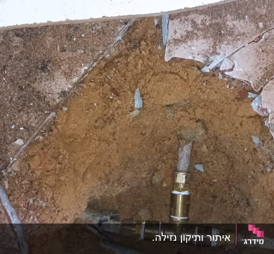 צנרת חשופה עם חיבורי מתכת בתיקון נזילה